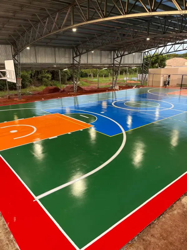 Quadra coberta com demarcação nova em laranja, azul e verde