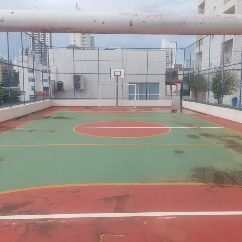 Quadra em cobertura de prédio antes da pintura, desgastada