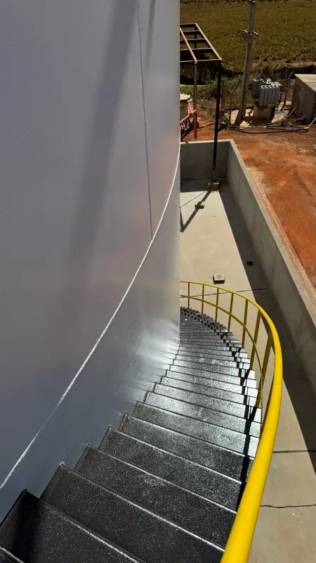 Escada helicoidal de tanque com degraus pintados