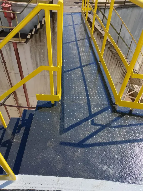 Passarela de acesso com guarda-corpo amarelo